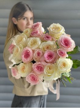 Bouquet of pink and white roses (Ecuador)