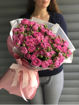 Букет из  пионовидных, кустовых роз