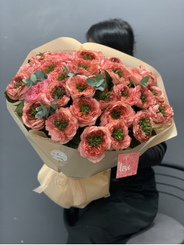 Bouquet of Mandarin Expression roses in packaging.