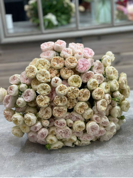 A bouquet of Royal spray roses, No. 19314
