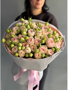 A bouquet of spray roses from Balerie Summerhouse, No. 19377