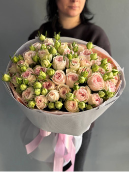 A bouquet of spray roses from Balerie Summerhouse, No. 19377